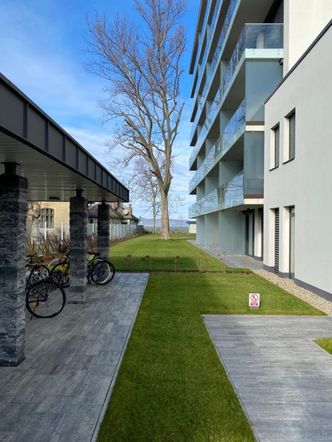Bonnie-Premium Lelle Waterfront Private Apartment Balatonlelle Bagian luar foto