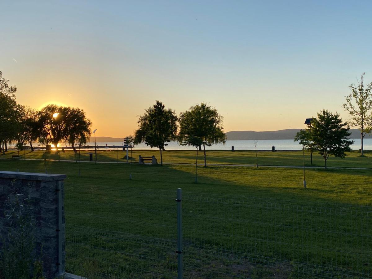 Bonnie-Premium Lelle Waterfront Private Apartment Balatonlelle Bagian luar foto
