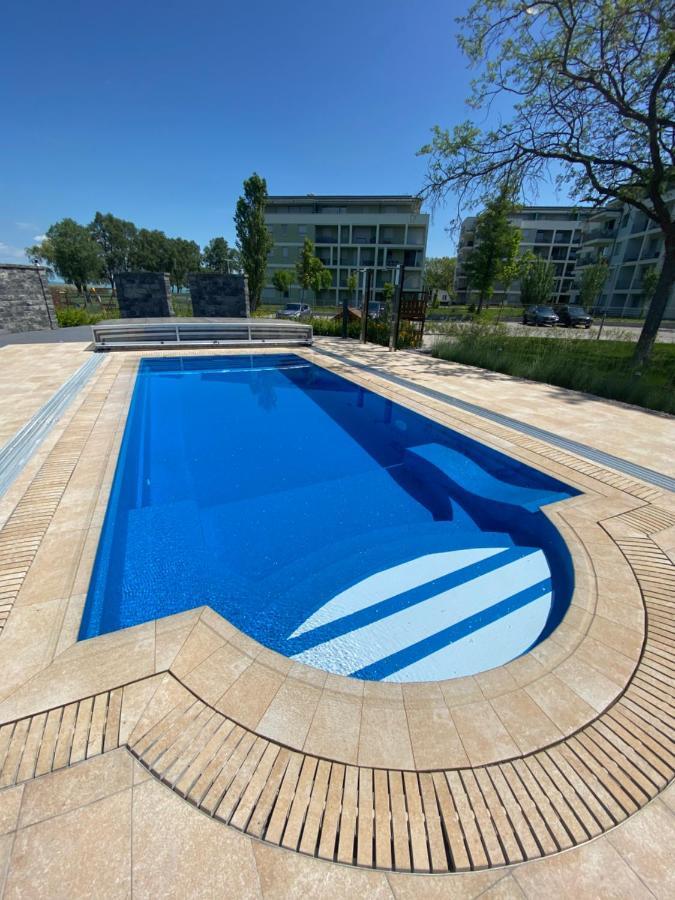 Bonnie-Premium Lelle Waterfront Private Apartment Balatonlelle Bagian luar foto