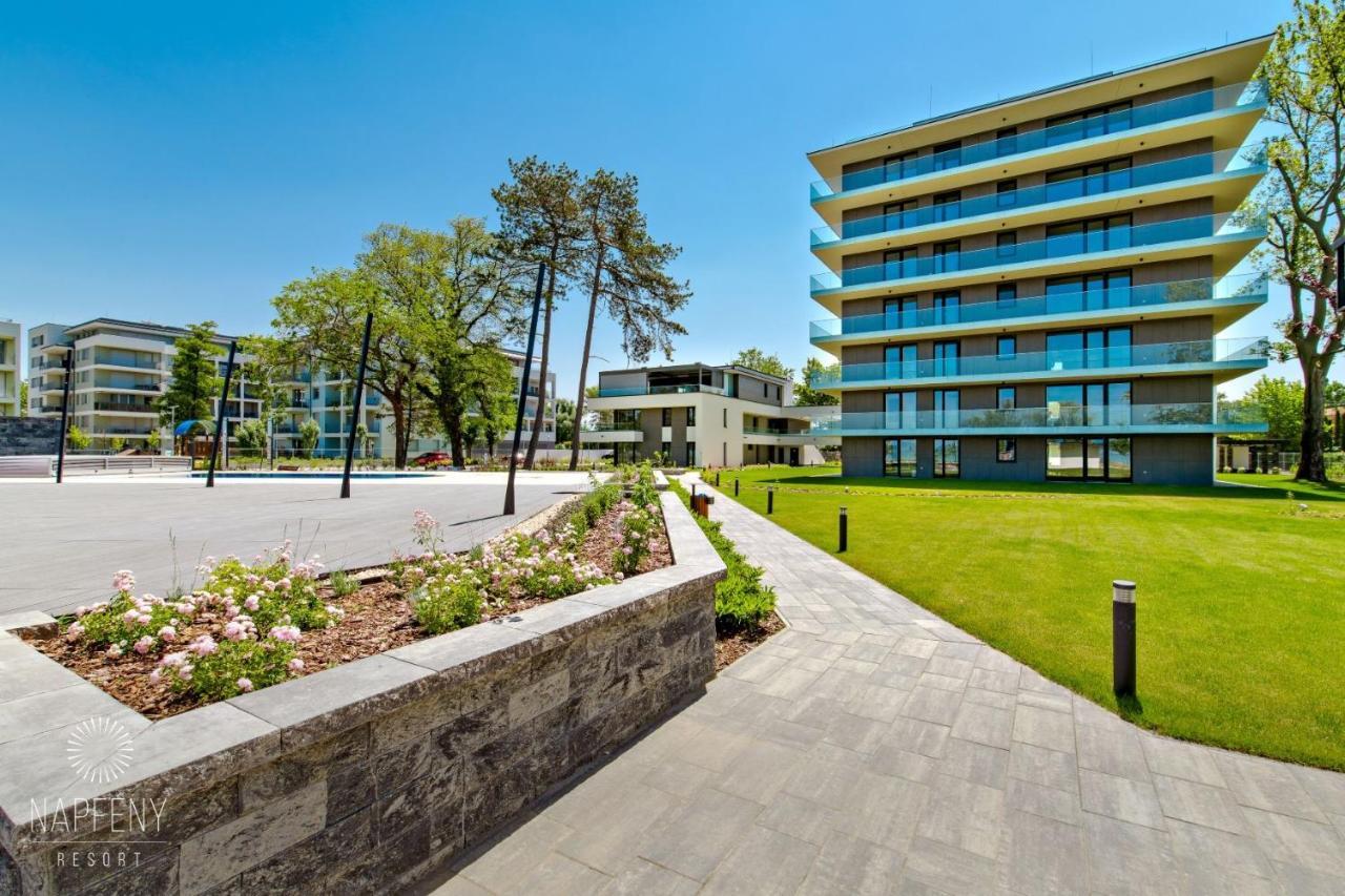 Bonnie-Premium Lelle Waterfront Private Apartment Balatonlelle Bagian luar foto