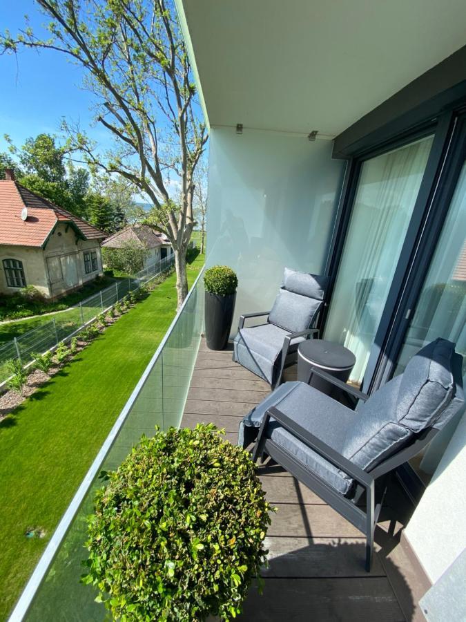 Bonnie-Premium Lelle Waterfront Private Apartment Balatonlelle Bagian luar foto