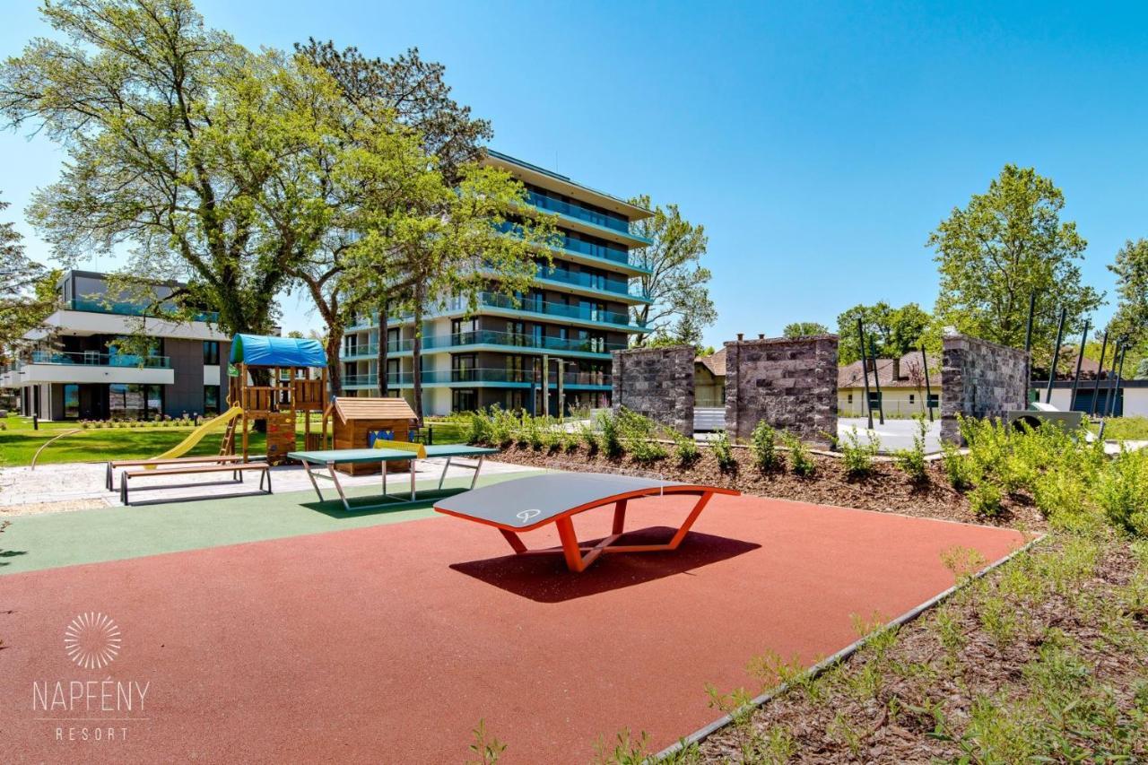 Bonnie-Premium Lelle Waterfront Private Apartment Balatonlelle Bagian luar foto